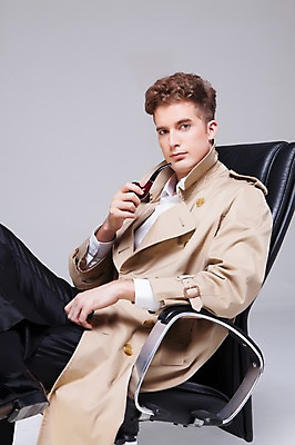 포토 JPG 스튜디오촬영 서양인 외국인 백인 해외기획촬영 남자 2013년태국 의자 모션 휴식 담배 실내 한명 들기 사람 앉기 상반신 20대 성인 트렌치코트 탐정 남자만 남자한명만 성인남자만 청년만 청년남자만 청년남자한명만 성인한명만 성인남자한명만 성인만 국내포토 1 가구 컨셉 인종 청년 내부 코트 파일형식