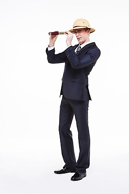 포토 JPG 스튜디오촬영 전신 서양인 외국인 백인 해외기획촬영 모자 남자 2013년태국 비즈니스 모션 실내 한명 서기 들기 사람 정장 20대 성인 옆모습 망원경 일안경 관찰 비즈니스맨 모험가 남자만 남자한명만 성인남자만 청년만 청년남자만 청년남자한명만 성인한명만 성인남자한명만 성인만 국내포토 1 잡화 옷 뷰포인트 인종 청년 내부 직장인 파일형식