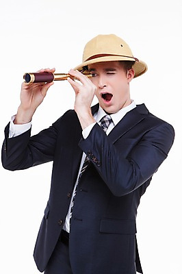 포토 JPG 스튜디오촬영 서양인 외국인 백인 해외기획촬영 모자 남자 2013년태국 비즈니스 모션 실내 한명 들기 사람 정장 상반신 20대 성인 놀람 망원경 일안경 관찰 비즈니스맨 모험가 남자만 남자한명만 성인남자만 청년만 청년남자만 청년남자한명만 성인한명만 성인남자한명만 성인만 국내포토 1 잡화 옷 감정 표정 인종 청년 내부 직장인 파일형식