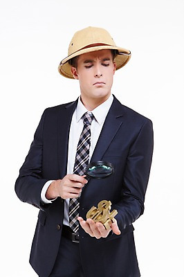 포토 JPG 스튜디오촬영 서양인 외국인 백인 해외기획촬영 모자 남자 2013년태국 비즈니스 모션 돋보기 실내 한명 들기 사람 정장 상반신 20대 성인 앞모습 달러 관찰 비즈니스맨 황금 모험가 남자만 남자한명만 성인남자만 청년만 청년남자만 청년남자한명만 성인한명만 성인남자한명만 성인만 국내포토 1 잡화 옷 뷰포인트 돈 인종 청년 내부 직장인 파일형식