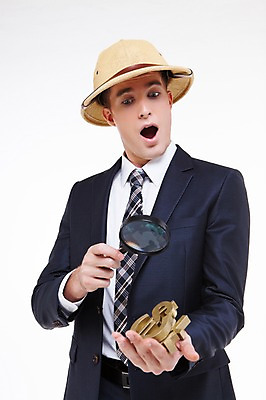 포토 JPG 스튜디오촬영 서양인 외국인 백인 해외기획촬영 모자 남자 2013년태국 비즈니스 모션 돋보기 실내 한명 들기 사람 정장 상반신 20대 성인 앞모습 달러 놀람 관찰 비즈니스맨 황금 모험가 남자만 남자한명만 성인남자만 청년만 청년남자만 청년남자한명만 성인한명만 성인남자한명만 성인만 국내포토 1 잡화 옷 감정 뷰포인트 돈 표정 인종 청년 내부 직장인 파일형식