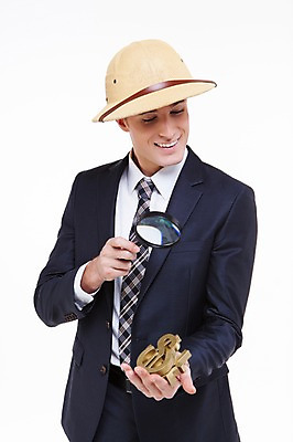 포토 JPG 스튜디오촬영 서양인 외국인 백인 해외기획촬영 모자 남자 2013년태국 비즈니스 모션 돋보기 실내 한명 웃음 들기 사람 정장 상반신 20대 성인 앞모습 달러 관찰 비즈니스맨 황금 모험가 남자만 남자한명만 성인남자만 청년만 청년남자만 청년남자한명만 성인한명만 성인남자한명만 성인만 국내포토 1 잡화 옷 뷰포인트 돈 표정 인종 청년 내부 직장인 파일형식