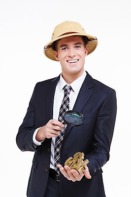 포토 JPG 스튜디오촬영 서양인 외국인 백인 해외기획촬영 모자 남자 2013년태국 비즈니스 모션 돋보기 실내 한명 웃음 들기 사람 정장 상반신 20대 성인 앞모습 달러 관찰 비즈니스맨 황금 모험가 남자만 남자한명만 성인남자만 청년만 청년남자만 청년남자한명만 성인한명만 성인남자한명만 성인만 국내포토 1 잡화 옷 뷰포인트 돈 표정 인종 청년 내부 직장인 파일형식