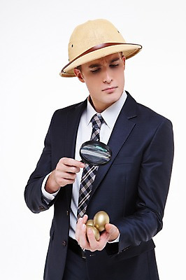 포토 JPG 스튜디오촬영 서양인 외국인 백인 해외기획촬영 모자 남자 2013년태국 비즈니스 모션 돋보기 실내 한명 들기 사람 정장 상반신 20대 성인 앞모습 계란 관찰 비즈니스맨 황금 모험가 황금알 남자만 남자한명만 성인남자만 청년만 청년남자만 청년남자한명만 성인한명만 성인남자한명만 성인만 국내포토 1 잡화 옷 뷰포인트 인종 청년 내부 알 직장인 파일형식