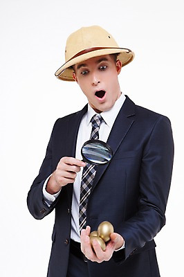 포토 JPG 스튜디오촬영 서양인 외국인 백인 해외기획촬영 모자 남자 2013년태국 비즈니스 모션 돋보기 실내 한명 들기 사람 정장 상반신 20대 성인 앞모습 계란 놀람 관찰 비즈니스맨 황금 모험가 황금알 남자만 남자한명만 성인남자만 청년만 청년남자만 청년남자한명만 성인한명만 성인남자한명만 성인만 국내포토 1 잡화 옷 감정 뷰포인트 표정 인종 청년 내부 알 직장인 파일형식