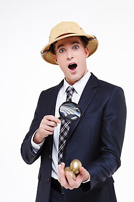 포토 JPG 스튜디오촬영 서양인 외국인 백인 해외기획촬영 모자 남자 2013년태국 비즈니스 모션 돋보기 실내 한명 들기 사람 정장 상반신 20대 성인 앞모습 계란 놀람 관찰 비즈니스맨 황금 모험가 황금알 남자만 남자한명만 성인남자만 청년만 청년남자만 청년남자한명만 성인한명만 성인남자한명만 성인만 국내포토 1 잡화 옷 감정 뷰포인트 표정 인종 청년 내부 알 직장인 파일형식