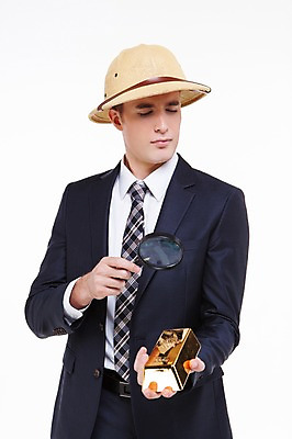 포토 JPG 스튜디오촬영 서양인 외국인 백인 해외기획촬영 모자 남자 2013년태국 비즈니스 모션 돋보기 실내 한명 들기 사람 정장 상반신 20대 성인 앞모습 관찰 비즈니스맨 모험가 금괴 남자만 남자한명만 성인남자만 청년만 청년남자만 청년남자한명만 성인한명만 성인남자한명만 성인만 국내포토 1 잡화 옷 뷰포인트 인종 청년 내부 직장인 황금 파일형식