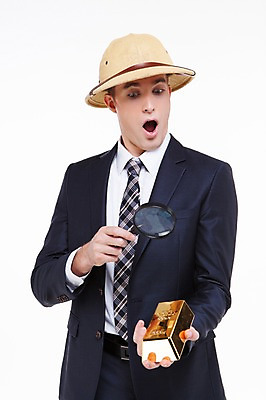 포토 JPG 스튜디오촬영 서양인 외국인 백인 해외기획촬영 모자 남자 2013년태국 비즈니스 모션 돋보기 실내 한명 들기 사람 정장 상반신 20대 성인 앞모습 놀람 관찰 비즈니스맨 모험가 금괴 남자만 남자한명만 성인남자만 청년만 청년남자만 청년남자한명만 성인한명만 성인남자한명만 성인만 국내포토 1 잡화 옷 감정 뷰포인트 표정 인종 청년 내부 직장인 황금 파일형식