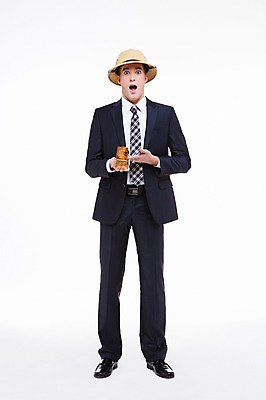 포토 JPG 스튜디오촬영 전신 서양인 외국인 백인 해외기획촬영 모자 남자 2013년태국 비즈니스 모션 실내 한명 서기 들기 사람 정장 손짓 20대 성인 앞모습 놀람 비즈니스맨 모험가 금괴 남자만 남자한명만 성인남자만 청년만 청년남자만 청년남자한명만 성인한명만 성인남자한명만 성인만 국내포토 1 잡화 옷 감정 뷰포인트 표정 인종 청년 내부 직장인 황금 파일형식