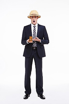 포토 JPG 스튜디오촬영 전신 서양인 외국인 백인 해외기획촬영 모자 남자 2013년태국 비즈니스 모션 실내 한명 서기 들기 사람 정장 손짓 20대 성인 앞모습 놀람 비즈니스맨 모험가 금괴 남자만 남자한명만 성인남자만 청년만 청년남자만 청년남자한명만 성인한명만 성인남자한명만 성인만 국내포토 1 잡화 옷 감정 뷰포인트 표정 인종 청년 내부 직장인 황금 파일형식