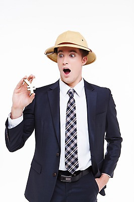 포토 JPG 스튜디오촬영 서양인 외국인 백인 해외기획촬영 모자 남자 2013년태국 비즈니스 모션 실내 한명 서기 들기 사람 정장 상반신 20대 성인 앞모습 금융 놀람 비즈니스맨 화폐기호 엔 모험가 주머니손 남자만 남자한명만 성인남자만 청년만 청년남자만 청년남자한명만 성인한명만 성인남자한명만 성인만 국내포토 1 기호 잡화 옷 감정 뷰포인트 돈 표정 인종 청년 내부 경제 직장인 화폐 파일형식