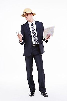 포토 JPG 스튜디오촬영 전신 서양인 외국인 백인 해외기획촬영 모자 남자 2013년태국 지도 비즈니스 모션 실내 한명 서기 들기 사람 정장 20대 성인 앞모습 스마트폰 핸드폰 비즈니스맨 모험가 남자만 남자한명만 성인남자만 청년만 청년남자만 청년남자한명만 성인한명만 성인남자한명만 성인만 국내포토 1 잡화 옷 뷰포인트 인종 청년 내부 전자제품 스마트기기 직장인 파일형식