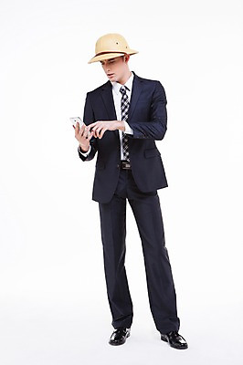 포토 JPG 스튜디오촬영 전신 서양인 외국인 백인 해외기획촬영 모자 남자 2013년태국 비즈니스 모션 실내 한명 서기 들기 사람 정장 손짓 20대 성인 앞모습 스마트폰 핸드폰 웹서핑 비즈니스맨 모험가 남자만 남자한명만 성인남자만 청년만 청년남자만 청년남자한명만 성인한명만 성인남자한명만 성인만 국내포토 1 잡화 옷 뷰포인트 인종 청년 내부 전자제품 스마트기기 직장인 파일형식