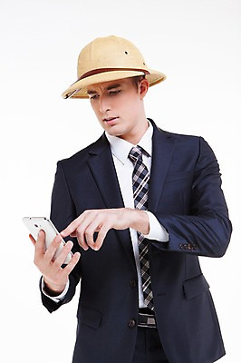 포토 JPG 스튜디오촬영 서양인 외국인 백인 해외기획촬영 모자 남자 2013년태국 비즈니스 모션 실내 한명 들기 사람 정장 손짓 상반신 20대 성인 앞모습 스마트폰 핸드폰 웹서핑 비즈니스맨 모험가 남자만 남자한명만 성인남자만 청년만 청년남자만 청년남자한명만 성인한명만 성인남자한명만 성인만 국내포토 1 잡화 옷 뷰포인트 인종 청년 내부 전자제품 스마트기기 직장인 파일형식