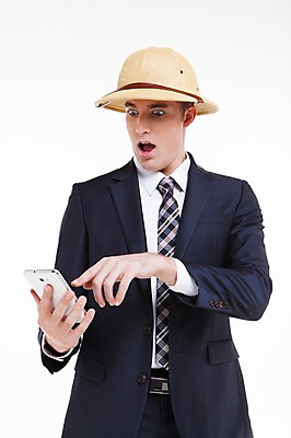 포토 JPG 스튜디오촬영 서양인 외국인 백인 해외기획촬영 모자 남자 2013년태국 비즈니스 모션 실내 한명 들기 사람 정장 손짓 상반신 20대 성인 앞모습 스마트폰 핸드폰 놀람 웹서핑 비즈니스맨 모험가 남자만 남자한명만 성인남자만 청년만 청년남자만 청년남자한명만 성인한명만 성인남자한명만 성인만 국내포토 1 잡화 옷 감정 뷰포인트 표정 인종 청년 내부 전자제품 스마트기기 직장인 파일형식