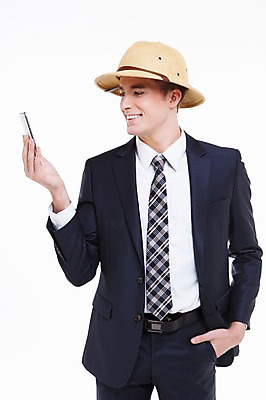 포토 JPG 스튜디오촬영 서양인 외국인 백인 해외기획촬영 모자 남자 2013년태국 비즈니스 모션 실내 한명 서기 웃음 들기 사람 정장 상반신 20대 성인 앞모습 스마트폰 핸드폰 비즈니스맨 모험가 주머니손 남자만 남자한명만 성인남자만 청년만 청년남자만 청년남자한명만 성인한명만 성인남자한명만 성인만 국내포토 1 잡화 옷 뷰포인트 표정 인종 청년 내부 전자제품 스마트기기 직장인 파일형식