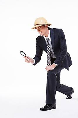 포토 JPG 스튜디오촬영 전신 서양인 외국인 백인 해외기획촬영 모자 남자 2013년태국 비즈니스 모션 돋보기 실내 숙이기 한명 서기 웃음 들기 사람 정장 20대 성인 옆모습 관찰 비즈니스맨 모험가 남자만 남자한명만 성인남자만 청년만 청년남자만 청년남자한명만 성인한명만 성인남자한명만 성인만 국내포토 1 잡화 옷 뷰포인트 포즈 표정 인종 청년 내부 직장인 파일형식