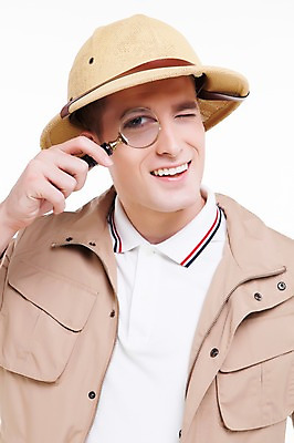 포토 JPG 스튜디오촬영 서양인 외국인 백인 해외기획촬영 모자 남자 2013년태국 모션 돋보기 실내 표정 한명 웃음 들기 사람 상반신 20대 성인 앞모습 신체부위 관찰 모험가 안구 남자만 남자한명만 성인남자만 청년만 청년남자만 청년남자한명만 성인한명만 성인남자한명만 성인만 국내포토 1 잡화 뷰포인트 인종 청년 내부 파일형식