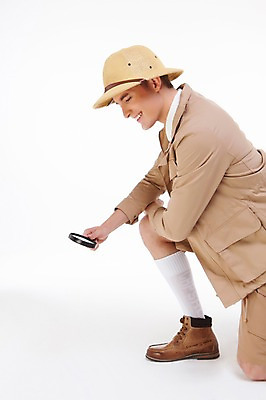 포토 JPG 스튜디오촬영 서양인 외국인 백인 해외기획촬영 모자 남자 2013년태국 모션 돋보기 실내 한명 웃음 들기 사람 상반신 20대 성인 옆모습 관찰 무릎꿇기 모험가 남자만 남자한명만 성인남자만 청년만 청년남자만 청년남자한명만 성인한명만 성인남자한명만 성인만 국내포토 1 잡화 뷰포인트 표정 인종 청년 내부 파일형식