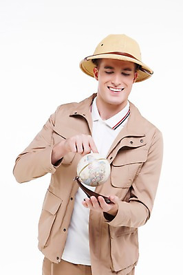 포토 JPG 스튜디오촬영 서양인 외국인 백인 해외기획촬영 모자 남자 2013년태국 모션 실내 한명 웃음 들기 사람 손짓 상반신 20대 성인 앞모습 글로벌 지구본 가리킴 모험가 남자만 남자한명만 성인남자만 청년만 청년남자만 청년남자한명만 성인한명만 성인남자한명만 성인만 국내포토 1 잡화 뷰포인트 표정 인종 청년 내부 파일형식