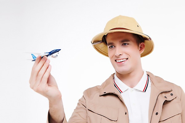 포토 JPG 스튜디오촬영 서양인 외국인 백인 해외기획촬영 모자 남자 2013년태국 모션 비행기 실내 한명 웃음 들기 사람 상반신 20대 성인 앞모습 모험가 비행기모형 남자만 남자한명만 성인남자만 청년만 청년남자만 청년남자한명만 성인한명만 성인남자한명만 성인만 국내포토 1 잡화 뷰포인트 항공교통 대중교통 표정 인종 청년 내부 모형 파일형식