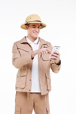 포토 JPG 스튜디오촬영 서양인 외국인 백인 해외기획촬영 모자 남자 2013년태국 모션 실내 한명 서기 웃음 들기 사람 손짓 상반신 20대 성인 앞모습 스마트폰 핸드폰 웹서핑 모험가 남자만 남자한명만 성인남자만 청년만 청년남자만 청년남자한명만 성인한명만 성인남자한명만 성인만 국내포토 1 잡화 뷰포인트 표정 인종 청년 내부 전자제품 스마트기기 파일형식