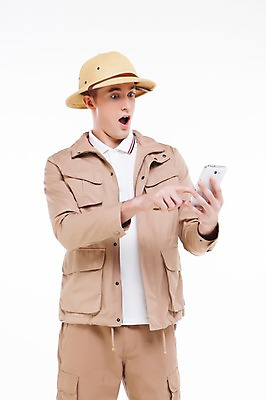 포토 JPG 스튜디오촬영 서양인 외국인 백인 해외기획촬영 모자 남자 2013년태국 모션 실내 한명 서기 들기 사람 손짓 상반신 20대 성인 앞모습 스마트폰 핸드폰 놀람 웹서핑 모험가 남자만 남자한명만 성인남자만 청년만 청년남자만 청년남자한명만 성인한명만 성인남자한명만 성인만 국내포토 1 잡화 감정 뷰포인트 표정 인종 청년 내부 전자제품 스마트기기 파일형식