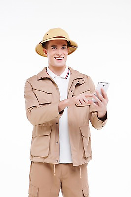 포토 JPG 스튜디오촬영 서양인 외국인 백인 해외기획촬영 모자 남자 2013년태국 모션 실내 한명 서기 웃음 들기 사람 손짓 상반신 20대 성인 앞모습 스마트폰 핸드폰 웹서핑 모험가 남자만 남자한명만 성인남자만 청년만 청년남자만 청년남자한명만 성인한명만 성인남자한명만 성인만 국내포토 1 잡화 뷰포인트 표정 인종 청년 내부 전자제품 스마트기기 파일형식