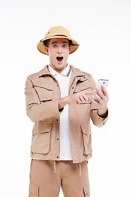 포토 JPG 스튜디오촬영 서양인 외국인 백인 해외기획촬영 모자 남자 2013년태국 모션 실내 한명 서기 들기 사람 손짓 상반신 20대 성인 앞모습 스마트폰 핸드폰 놀람 웹서핑 모험가 남자만 남자한명만 성인남자만 청년만 청년남자만 청년남자한명만 성인한명만 성인남자한명만 성인만 국내포토 1 잡화 감정 뷰포인트 표정 인종 청년 내부 전자제품 스마트기기 파일형식