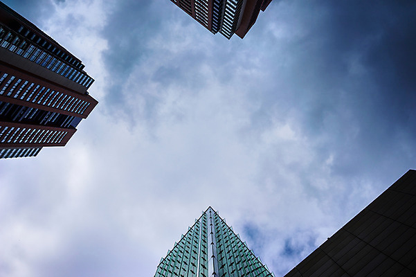 포토 JPG 주간 구름 로우앵글 하늘 사람없음 야외 건물 일본 도쿄 롯본기 국내포토 자연요소 건축물 아시아 뷰포인트 파일형식