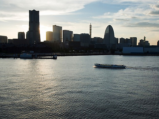 포토 JPG 주간 구름 해외풍경 해외 바다 하늘 풍경 사람없음 야외 건물 도시풍경 햇빛 일본 도시 요코하마 선박 국내포토 자연요소 건축물 아시아 수상교통 태양 파일형식