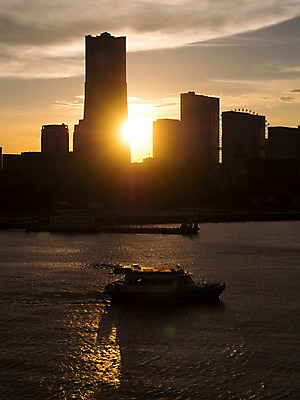 포토 JPG 주간 구름 해외풍경 해외 바다 하늘 풍경 사람없음 야외 건물 도시풍경 햇빛 태양 노을 일본 도시 유람선 요코하마 선박 국내포토 자연요소 건축물 아시아 수상교통 배_교통 파일형식