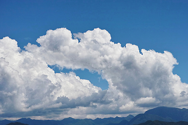 포토 JPG 주간 구름 하늘 산 사람없음 야외 뭉게구름 국내포토 자연요소 파일형식 구름_자연