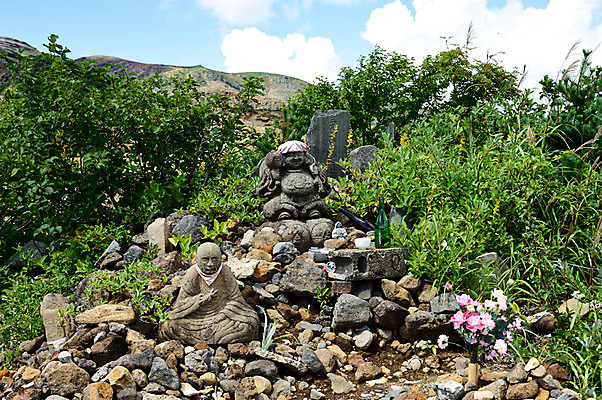 포토 JPG 주간 식물 구름 자연 하늘 풍경 사람없음 야외 일본 돌_바위 석상 수호신 국내포토 자연요소 아시아 신_종교 생태계 파일형식