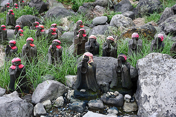 포토 JPG 주간 식물 자연 사람없음 야외 일본 여러개 돌_바위 풀 석상 수호신 국내포토 자연요소 아시아 다수 신_종교 생태계 파일형식