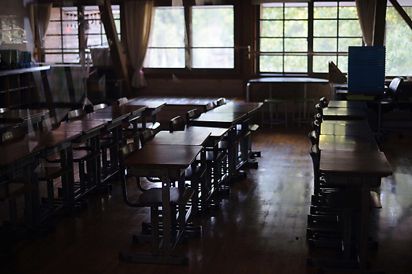 포토 JPG 의자 창문 교실 학교 실내 사람없음 햇빛 일본 책상 국내포토 교육 아시아 가구 내부 태양 파일형식