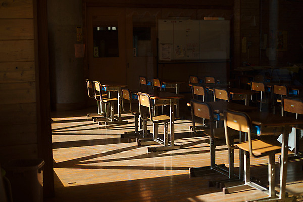 포토 JPG 의자 교실 학교 실내 사람없음 햇빛 일본 칠판 책상 국내포토 교육 아시아 가구 내부 태양 파일형식