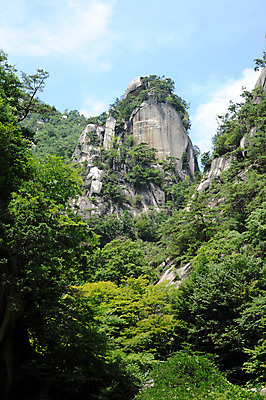 포토 JPG 주간 나무 식물 구름 자연 하늘 바위산 산 풍경 사람없음 야외 돌_바위 바위 국내포토 자연요소 돌산 생태계 파일형식