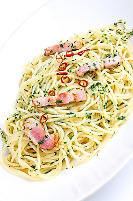 포토 JPG 접시 음식 고추 파스타 서양음식 실내 파슬리 스파게티 사람없음 면류 면 베이컨 국내포토 식기 채소 돼지고기 내부 파일형식