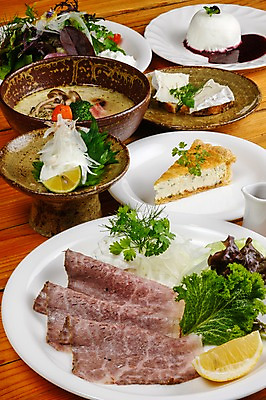 포토 JPG 그릇 접시 음식 실내 육류 요리 사람없음 세트 파이 일본음식 국내포토 식기 빵 식재료 내부 파일형식