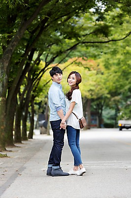포토 JPG 주간 전신 나무 커플 여자 남자 서기 웃음 사람 동양인 20대 성인 야외 두명 옆모습 아웃포커스 마주보기 손잡기 산책 산책로 한국인 즐거움 청년만 성인만 국내포토 자연요소 식물 감정 길 뷰포인트 관계 모션 휴식 촬영기법 표정 인종 청년 파일형식