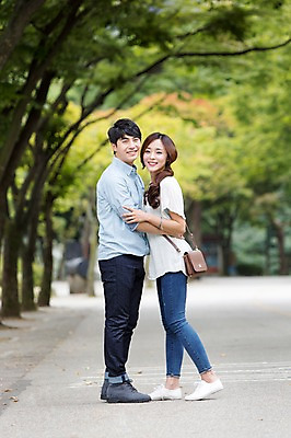 포토 JPG 주간 전신 나무 커플 여자 남자 포옹 서기 웃음 사람 동양인 20대 성인 야외 두명 옆모습 아웃포커스 마주보기 산책 산책로 한국인 즐거움 청년만 성인만 국내포토 자연요소 식물 감정 길 뷰포인트 관계 안기 모션 휴식 촬영기법 표정 인종 청년 파일형식