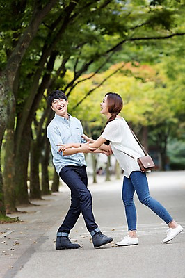 포토 JPG 주간 전신 나무 커플 여자 남자 포즈 장난 서기 웃음 사람 동양인 20대 성인 야외 두명 옆모습 아웃포커스 산책 산책로 한국인 즐거움 청년만 성인만 국내포토 자연요소 식물 감정 길 뷰포인트 관계 모션 휴식 촬영기법 표정 인종 청년 파일형식