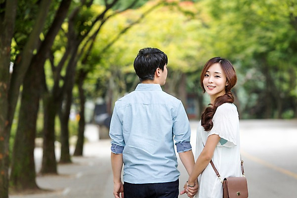 포토 JPG 주간 나무 커플 여자 남자 웃음 사람 동양인 상반신 20대 성인 야외 두명 옆모습 뒷모습 아웃포커스 손잡기 산책 산책로 한국인 즐거움 청년만 성인만 국내포토 자연요소 식물 감정 길 뷰포인트 관계 모션 휴식 촬영기법 표정 인종 청년 파일형식