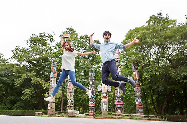 포토 JPG 주간 전신 모자 커플 여자 남자 포즈 웃음 들기 사람 동양인 20대 성인 야외 두명 점프 한국인 즐거움 청년만 성인만 국내포토 자연요소 잡화 감정 관계 모션 표정 인종 청년 파일형식