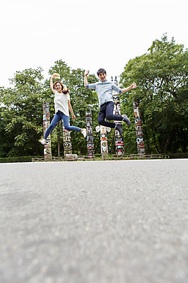 포토 JPG 주간 전신 모자 커플 여자 남자 포즈 들기 사람 동양인 20대 성인 야외 두명 점프 한국인 땅 즐거움 청년만 성인만 국내포토 자연요소 잡화 감정 관계 모션 인종 청년 파일형식