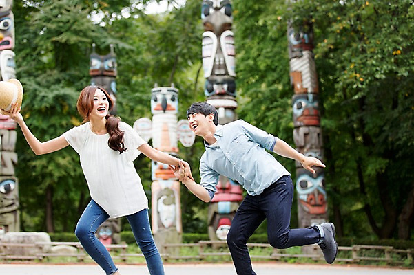 포토 JPG 주간 모자 커플 여자 남자 포즈 장난 서기 웃음 들기 사람 동양인 상반신 20대 성인 야외 두명 아웃포커스 달리기 손잡기 한국인 즐거움 청년만 성인만 국내포토 자연요소 잡화 감정 관계 모션 촬영기법 표정 인종 청년 파일형식