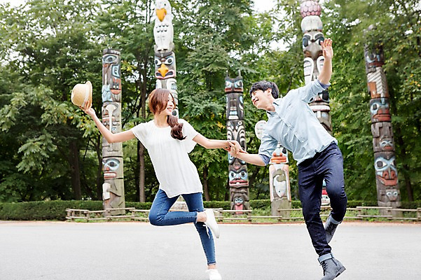 포토 JPG 주간 전신 모자 커플 여자 남자 포즈 장난 서기 웃음 들기 사람 동양인 20대 성인 야외 두명 앞모습 마주보기 손잡기 한국인 즐거움 청년만 성인만 국내포토 자연요소 잡화 감정 뷰포인트 관계 모션 표정 인종 청년 파일형식