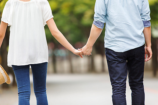 포토 JPG 주간 커플 여자 남자 서기 사람 상반신 야외 두명 뒷모습 아웃포커스 손잡기 즐거움 국내포토 자연요소 감정 뷰포인트 관계 모션 촬영기법 파일형식