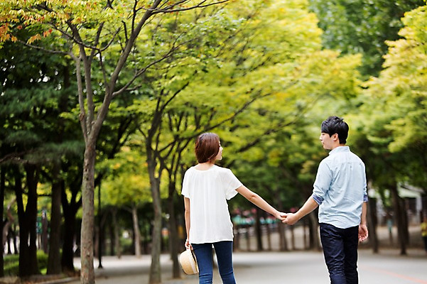 포토 JPG 주간 나무 모자 커플 여자 남자 서기 들기 사람 동양인 상반신 20대 성인 야외 두명 뒷모습 마주보기 손잡기 산책 산책로 한국인 즐거움 청년만 성인만 국내포토 자연요소 식물 잡화 감정 길 뷰포인트 관계 모션 휴식 인종 청년 파일형식